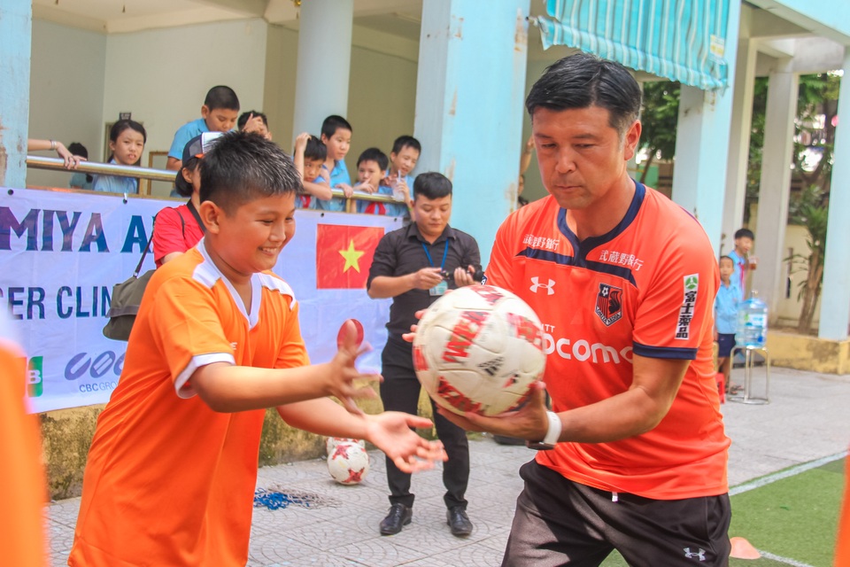 Mang lại nụ cười cho trẻ em khuyết tật qua bóng đá - 5 Mang lại nụ cười cho trẻ em khuyết tật qua bóng đá - 5