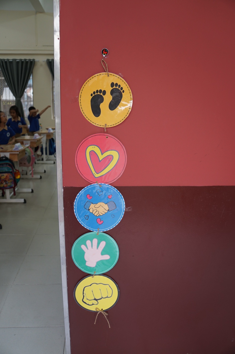 Đáng yêu với màn chào hỏi mỗi sáng đến trường của cô trò tiểu học Sài Gòn - 2 Đáng yêu với màn chào hỏi mỗi sáng đến trường của cô trò tiểu học Sài Gòn - 2