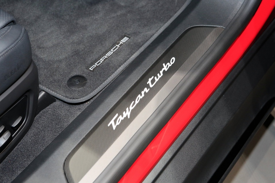 Tân binh Taycan ra mắt - Xe chạy điện nhưng không mất chất Porsche - 18 Tân binh Taycan ra mắt - Xe chạy điện nhưng không mất chất Porsche - 18