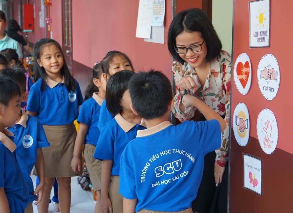 Đáng yêu với màn chào hỏi mỗi sáng đến trường của cô trò tiểu học Sài Gòn - 1 Đáng yêu với màn chào hỏi mỗi sáng đến trường của cô trò tiểu học Sài Gòn - 1