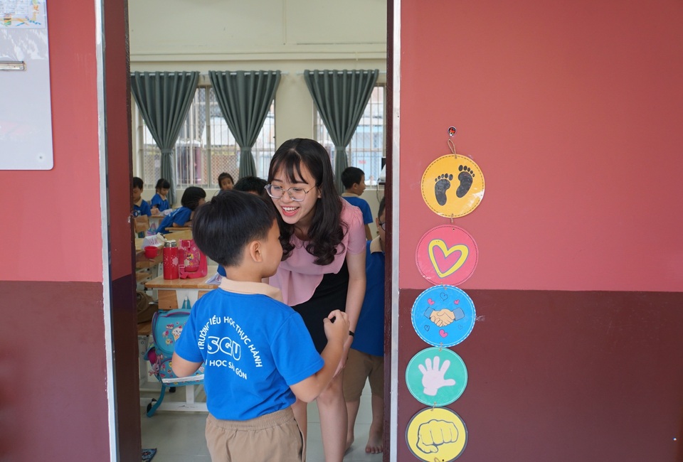 Đáng yêu với màn chào hỏi mỗi sáng đến trường của cô trò tiểu học Sài Gòn - 3 Đáng yêu với màn chào hỏi mỗi sáng đến trường của cô trò tiểu học Sài Gòn - 3