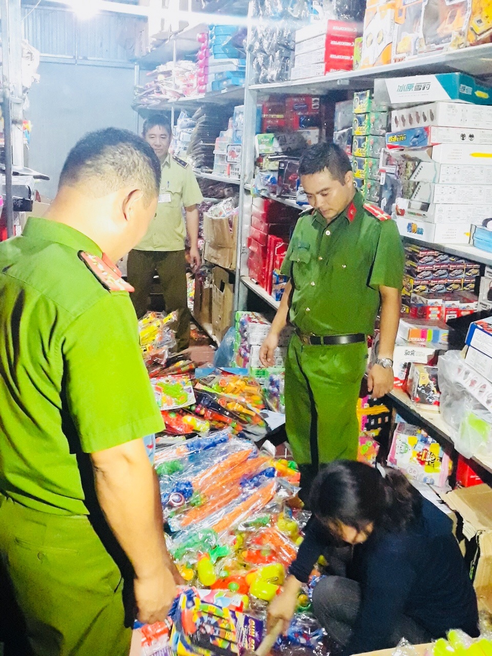 Đồ chơi Trung thu đa dạng chủng loại, tù mù xuất xứ - 3 Đồ chơi Trung thu đa dạng chủng loại, tù mù xuất xứ - 3
