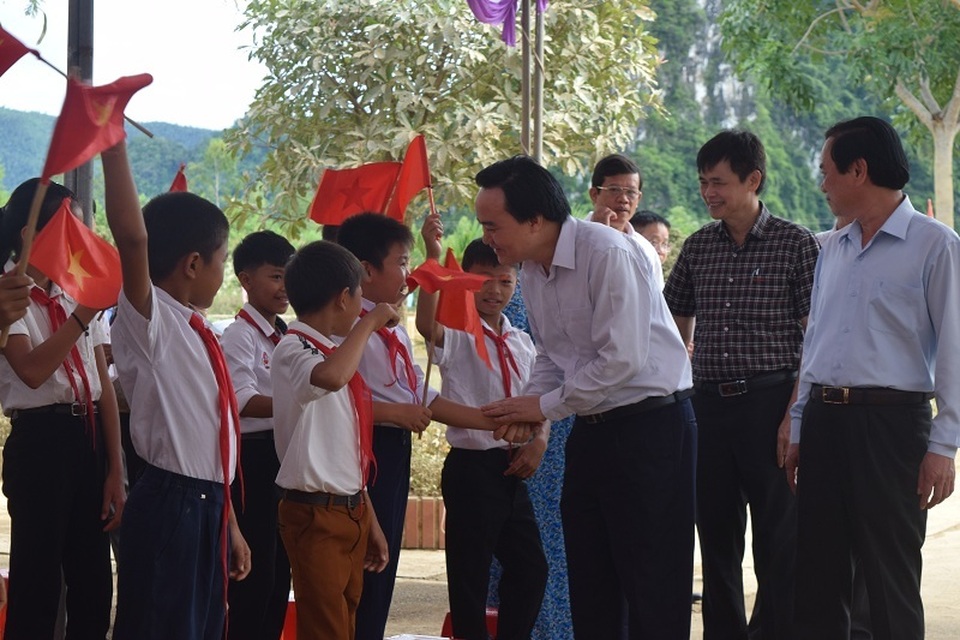 Bộ trưởng Phùng Xuân Nhạ dự khai giảng muộn cùng học sinh vùng rốn lũ - 10 Bộ trưởng Phùng Xuân Nhạ dự khai giảng muộn cùng học sinh vùng rốn lũ - 10
