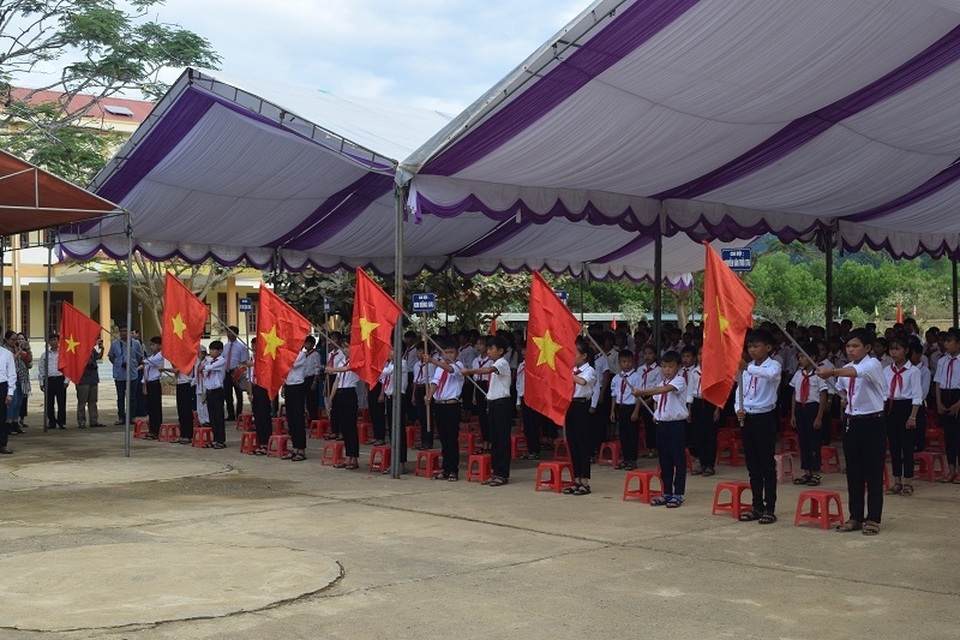 Bộ trưởng Phùng Xuân Nhạ dự khai giảng muộn cùng học sinh vùng rốn lũ - 6 Bộ trưởng Phùng Xuân Nhạ dự khai giảng muộn cùng học sinh vùng rốn lũ - 6