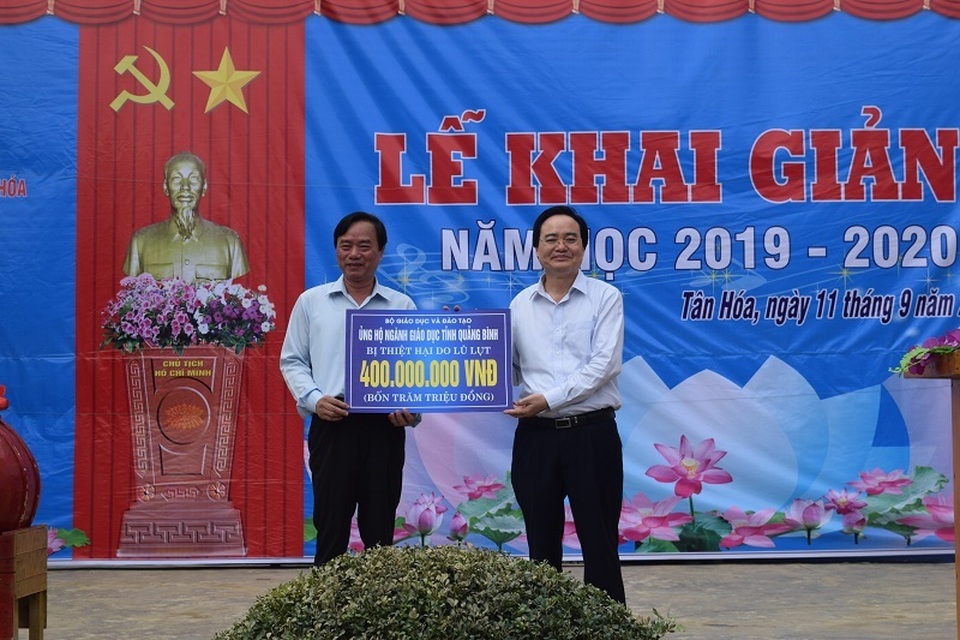Bộ trưởng Phùng Xuân Nhạ dự khai giảng muộn cùng học sinh vùng rốn lũ - 13 Bộ trưởng Phùng Xuân Nhạ dự khai giảng muộn cùng học sinh vùng rốn lũ - 13