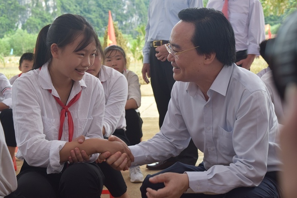 Bộ trưởng Phùng Xuân Nhạ dự khai giảng muộn cùng học sinh vùng rốn lũ - 11 Bộ trưởng Phùng Xuân Nhạ dự khai giảng muộn cùng học sinh vùng rốn lũ - 11