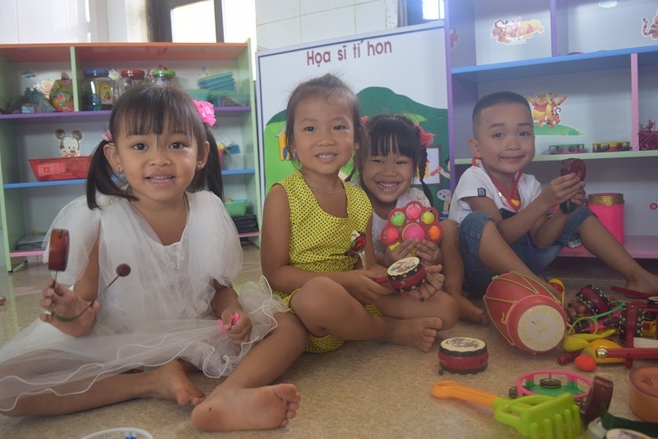 Bộ trưởng Phùng Xuân Nhạ dự khai giảng muộn cùng học sinh vùng rốn lũ - 9 Bộ trưởng Phùng Xuân Nhạ dự khai giảng muộn cùng học sinh vùng rốn lũ - 9