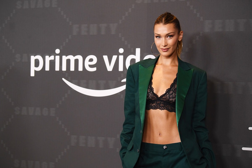 Gigi Hadid mặc quần rách khá hiểm - 5 Gigi Hadid mặc quần rách khá hiểm - 5