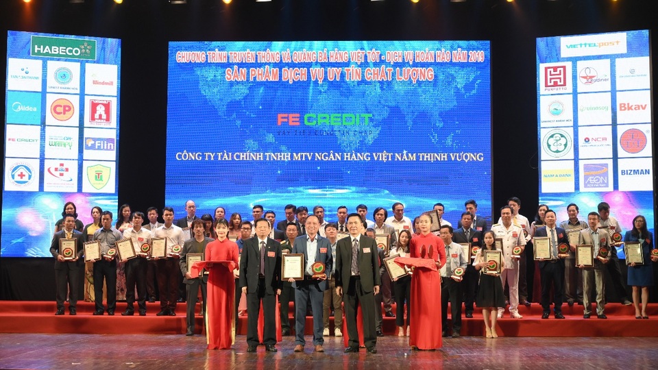 FE Credit lọt top 10 hàng việt tốt vì quyền lợi người tiêu dùng 2019 - 2 FE Credit lọt top 10 hàng việt tốt vì quyền lợi người tiêu dùng 2019 - 2