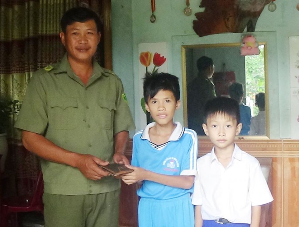 Nhặt được ví có hơn 16 triệu đồng, 2 học sinh nhờ công an tìm người đánh mất - 1 Nhặt được ví có hơn 16 triệu đồng, 2 học sinh nhờ công an tìm người đánh mất - 1