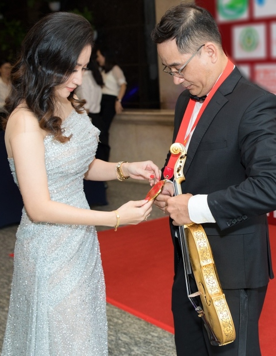 Khánh Thi tiết lộ anh trai nhận kỷ lục Việt Nam về chế tác violin bằng sứ - 1 Khánh Thi tiết lộ anh trai nhận kỷ lục Việt Nam về chế tác violin bằng sứ - 1