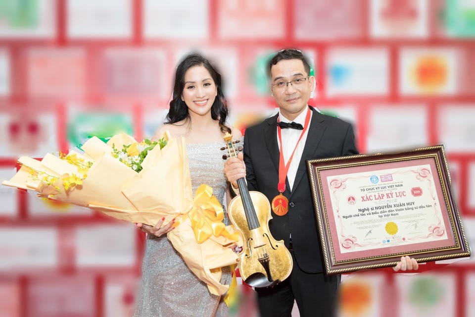 Khánh Thi tiết lộ anh trai nhận kỷ lục Việt Nam về chế tác violin bằng sứ - 2 Khánh Thi tiết lộ anh trai nhận kỷ lục Việt Nam về chế tác violin bằng sứ - 2