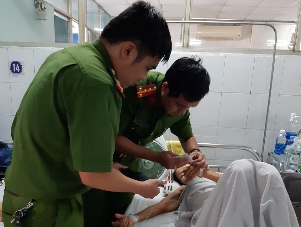 Công an đến tận giường bệnh làm chứng minh thư cho cụ bà đang chờ mổ cấp cứu - 1 Công an đến tận giường bệnh làm chứng minh thư cho cụ bà đang chờ mổ cấp cứu - 1