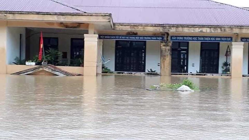 Bộ trưởng Phùng Xuân Nhạ dự khai giảng muộn cùng học sinh vùng rốn lũ - 1 Bộ trưởng Phùng Xuân Nhạ dự khai giảng muộn cùng học sinh vùng rốn lũ - 1