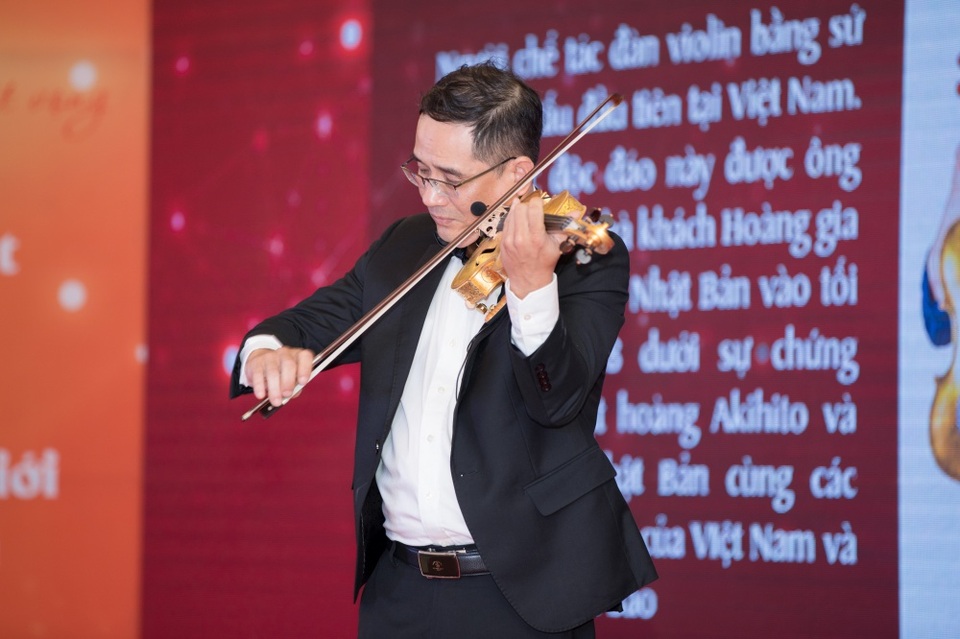 Khánh Thi tiết lộ anh trai nhận kỷ lục Việt Nam về chế tác violin bằng sứ - 5 Khánh Thi tiết lộ anh trai nhận kỷ lục Việt Nam về chế tác violin bằng sứ - 5