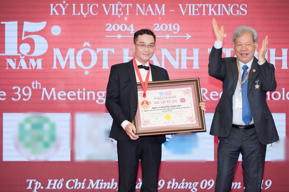 Khánh Thi tiết lộ anh trai nhận kỷ lục Việt Nam về chế tác violin bằng sứ - 6 Khánh Thi tiết lộ anh trai nhận kỷ lục Việt Nam về chế tác violin bằng sứ - 6