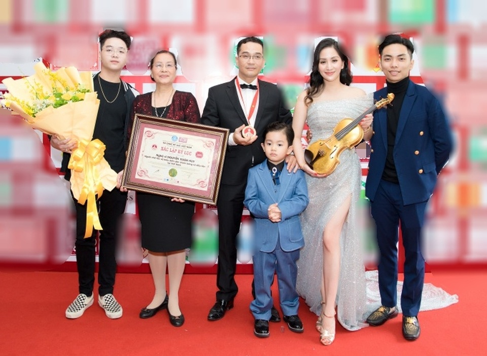 Khánh Thi tiết lộ anh trai nhận kỷ lục Việt Nam về chế tác violin bằng sứ - 3 Khánh Thi tiết lộ anh trai nhận kỷ lục Việt Nam về chế tác violin bằng sứ - 3