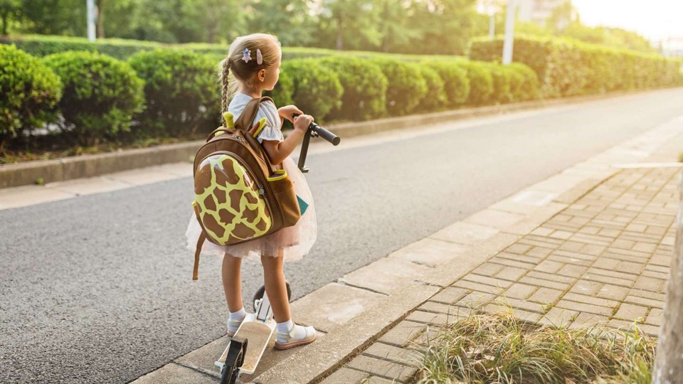 Những tác hại khi trẻ mang cặp sách quá nặng - 1