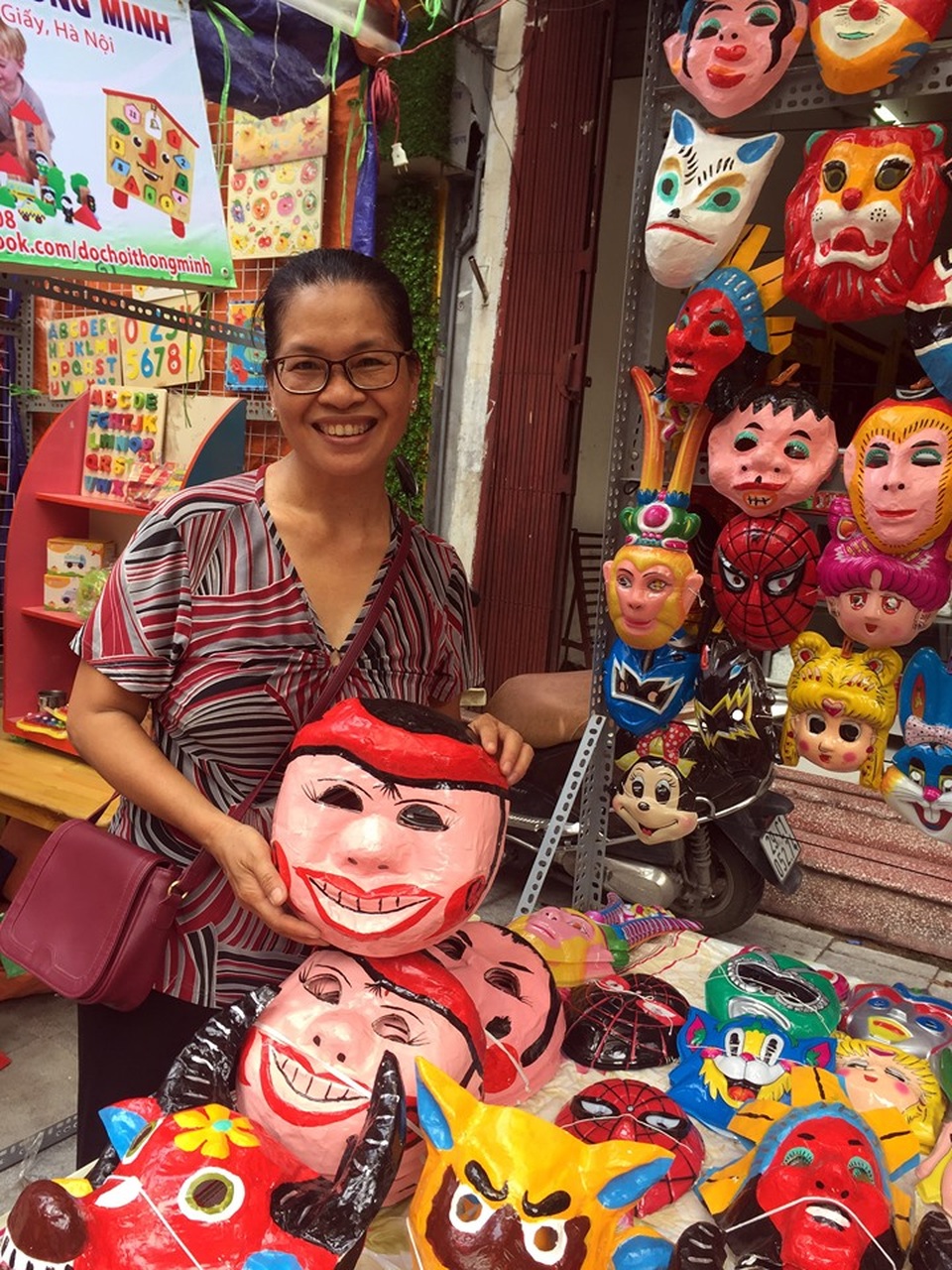 Đồ chơi trung thu: Mặt nạ giấy bồi, cả phố Hàng Mã, sót lại một hàng - 2 Đồ chơi trung thu: Mặt nạ giấy bồi, cả phố Hàng Mã, sót lại một hàng - 2
