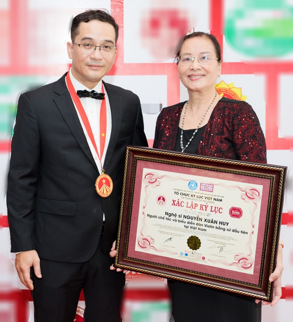 Khánh Thi tiết lộ anh trai nhận kỷ lục Việt Nam về chế tác violin bằng sứ - 7 Khánh Thi tiết lộ anh trai nhận kỷ lục Việt Nam về chế tác violin bằng sứ - 7