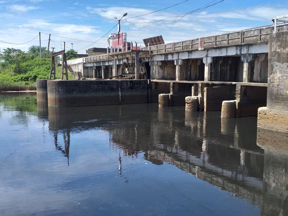 Nước sông Vinh bất ngờ đổi màu đen và bốc mùi hôi thối - 7 Nước sông Vinh bất ngờ đổi màu đen và bốc mùi hôi thối - 7