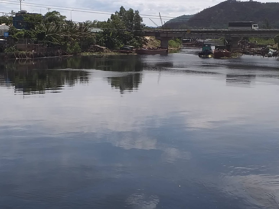 Nước sông Vinh bất ngờ đổi màu đen và bốc mùi hôi thối - 8 Nước sông Vinh bất ngờ đổi màu đen và bốc mùi hôi thối - 8