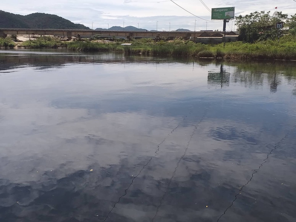 Nước sông Vinh bất ngờ đổi màu đen và bốc mùi hôi thối - 1 Nước sông Vinh bất ngờ đổi màu đen và bốc mùi hôi thối - 1