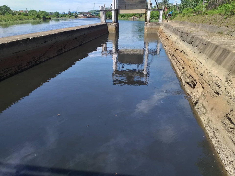 Nước sông Vinh bất ngờ đổi màu đen và bốc mùi hôi thối - 6 Nước sông Vinh bất ngờ đổi màu đen và bốc mùi hôi thối - 6