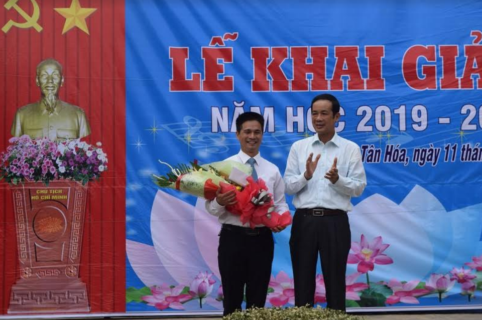 Bộ trưởng Phùng Xuân Nhạ dự khai giảng muộn cùng học sinh vùng rốn lũ - 12 Bộ trưởng Phùng Xuân Nhạ dự khai giảng muộn cùng học sinh vùng rốn lũ - 12