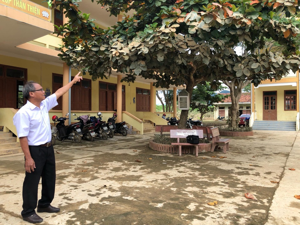 Bộ trưởng Phùng Xuân Nhạ dự khai giảng muộn cùng học sinh vùng rốn lũ - 5 Bộ trưởng Phùng Xuân Nhạ dự khai giảng muộn cùng học sinh vùng rốn lũ - 5