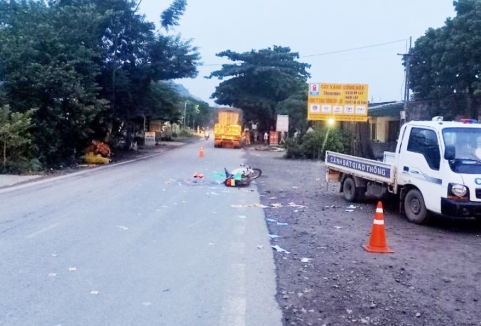 Chồng gào khóc bên người vợ mang thai bị xe tải cán tử vong - 1 Chồng gào khóc bên người vợ mang thai bị xe tải cán tử vong - 1