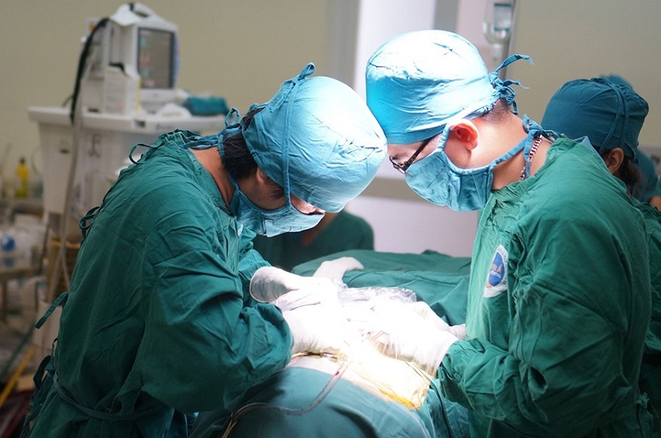 Cưa xương ức cứu bệnh nhân bị đâm thấu tim, xuyên gan - 2 Cưa xương ức cứu bệnh nhân bị đâm thấu tim, xuyên gan - 2