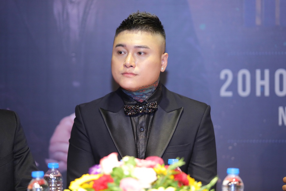 Vũ Duy Khánh bật khóc kể từng làm lơ xe, sửa điện thoại để mưu sinh - 1 Vũ Duy Khánh bật khóc kể từng làm lơ xe, sửa điện thoại để mưu sinh - 1