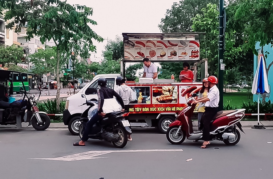 Cận cảnh lò xúc xích Đức truyền thống cổ hiếm hoi tại Sài Gòn - 5 Cận cảnh lò xúc xích Đức truyền thống cổ hiếm hoi tại Sài Gòn - 5
