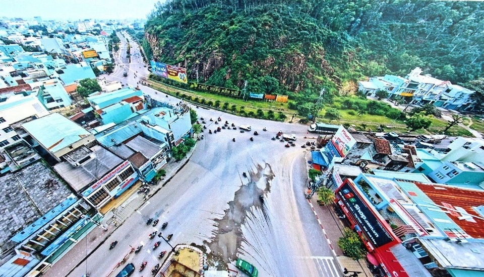 Tạc phù điêu “khủng” vào vách núi: Không làm theo kiểu “tư duy nhiệm kỳ” - 3 Tạc phù điêu “khủng” vào vách núi: Không làm theo kiểu “tư duy nhiệm kỳ” - 3