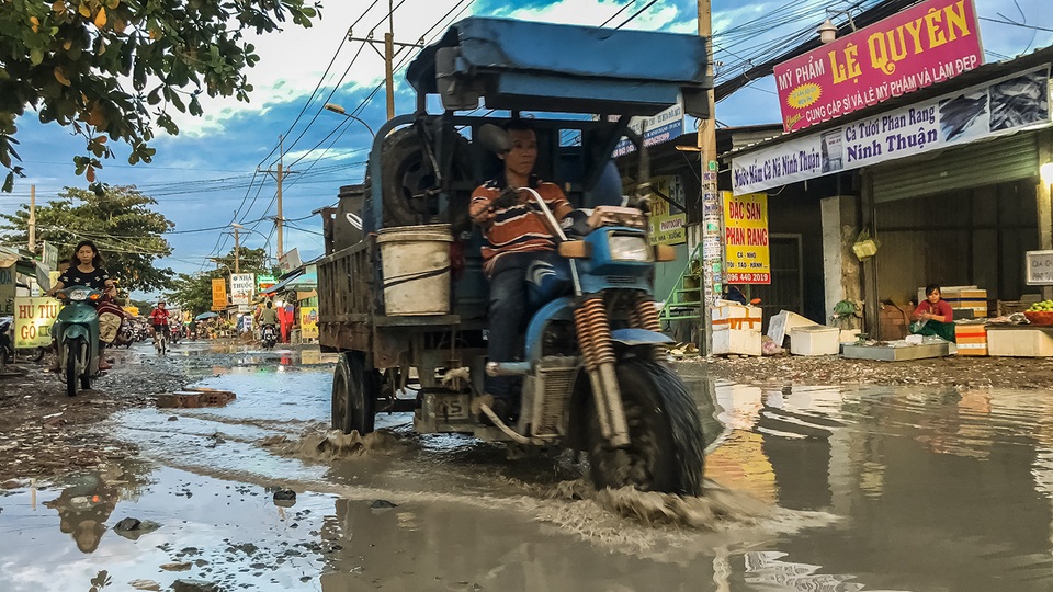 Phó chủ tịch UBND TPHCM chỉ đạo sửa chữa gấp con đường đau khổ - 10 Phó chủ tịch UBND TPHCM chỉ đạo sửa chữa gấp con đường đau khổ - 10