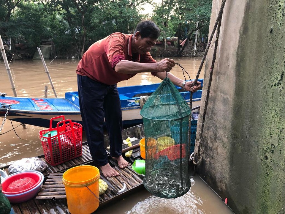 Dân sống nghề “bà cậu” héo hon mùa lũ muộn - 4 Dân sống nghề “bà cậu” héo hon mùa lũ muộn - 4