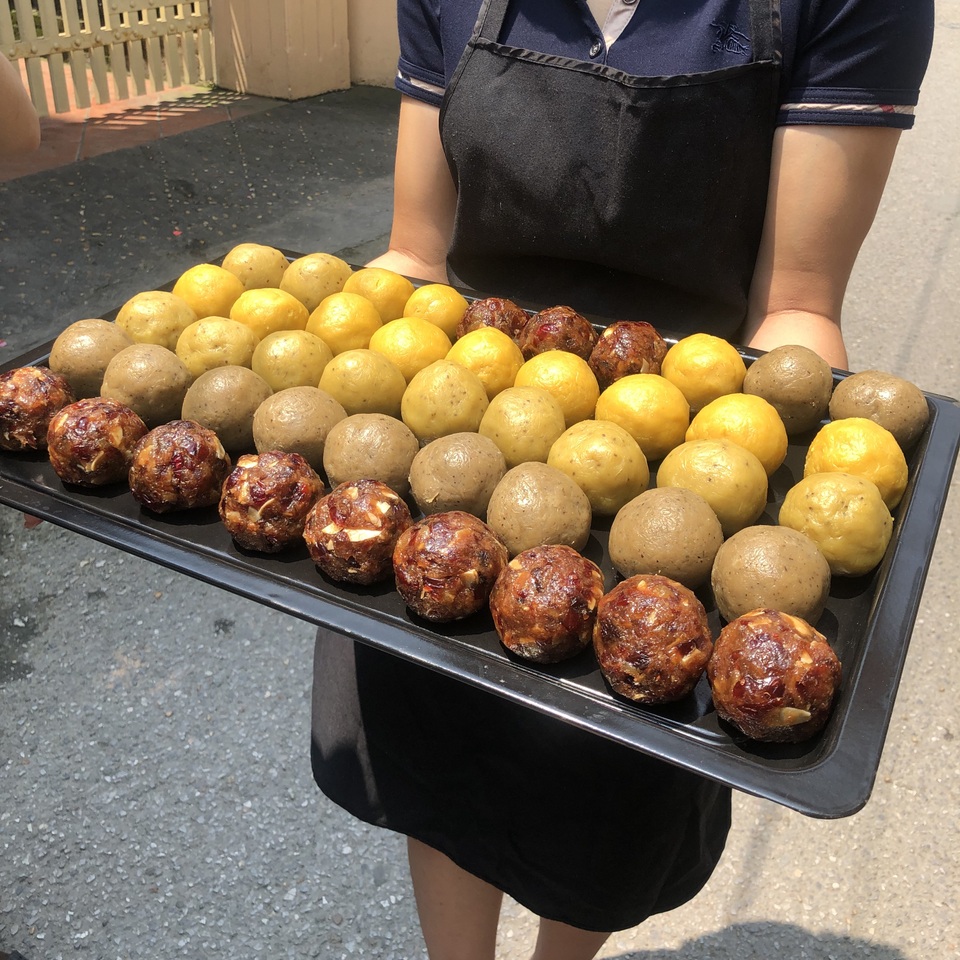 Bánh trung thu tự làm “hút khách” bởi vẻ ngoài “độc, lạ” - 4 Bánh trung thu tự làm “hút khách” bởi vẻ ngoài “độc, lạ” - 4