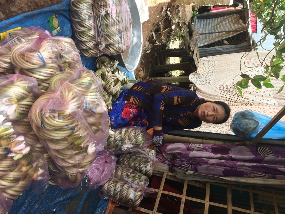Dân sống nghề “bà cậu” héo hon mùa lũ muộn - 5 Dân sống nghề “bà cậu” héo hon mùa lũ muộn - 5