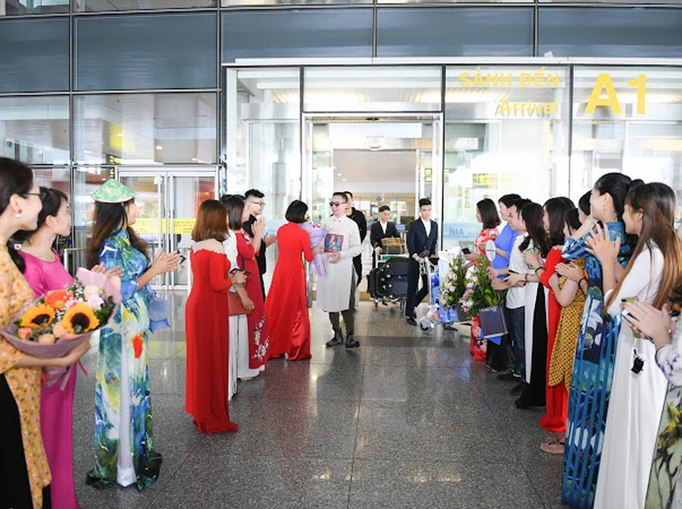 NTK Đỗ Trịnh Hoài Nam được chào đón tại sân bay hậu New York Couture Fashion Week - 2 NTK Đỗ Trịnh Hoài Nam được chào đón tại sân bay hậu New York Couture Fashion Week - 2