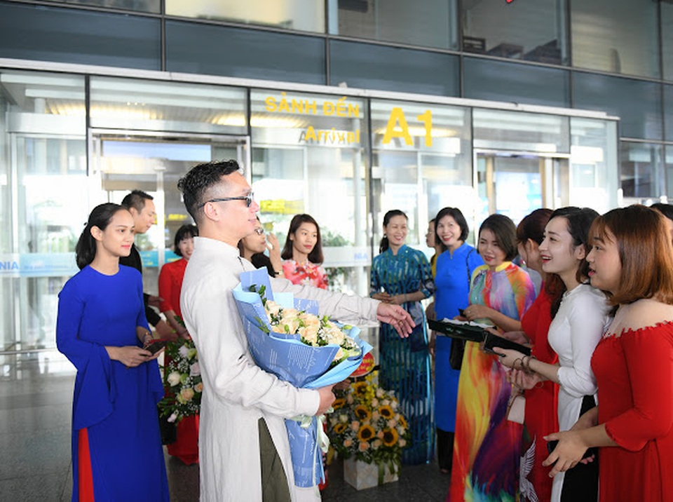 NTK Đỗ Trịnh Hoài Nam được chào đón tại sân bay hậu New York Couture Fashion Week - 4 NTK Đỗ Trịnh Hoài Nam được chào đón tại sân bay hậu New York Couture Fashion Week - 4