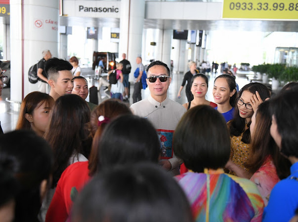 NTK Đỗ Trịnh Hoài Nam được chào đón tại sân bay hậu New York Couture Fashion Week - 5 NTK Đỗ Trịnh Hoài Nam được chào đón tại sân bay hậu New York Couture Fashion Week - 5