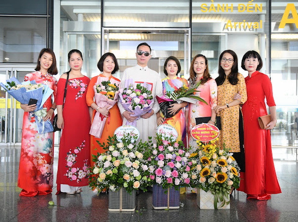 NTK Đỗ Trịnh Hoài Nam được chào đón tại sân bay hậu New York Couture Fashion Week - 8 NTK Đỗ Trịnh Hoài Nam được chào đón tại sân bay hậu New York Couture Fashion Week - 8