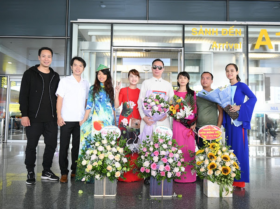 NTK Đỗ Trịnh Hoài Nam được chào đón tại sân bay hậu New York Couture Fashion Week - 9 NTK Đỗ Trịnh Hoài Nam được chào đón tại sân bay hậu New York Couture Fashion Week - 9