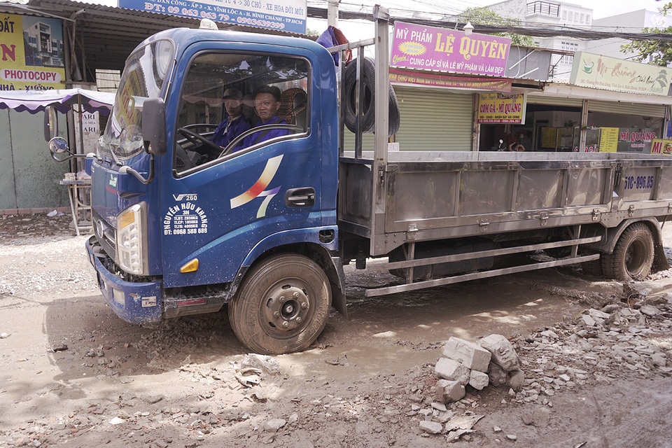 Phó chủ tịch UBND TPHCM chỉ đạo sửa chữa gấp con đường đau khổ - 5 Phó chủ tịch UBND TPHCM chỉ đạo sửa chữa gấp con đường đau khổ - 5