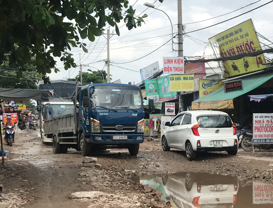 Phó chủ tịch UBND TPHCM chỉ đạo sửa chữa gấp con đường đau khổ - 6 Phó chủ tịch UBND TPHCM chỉ đạo sửa chữa gấp con đường đau khổ - 6