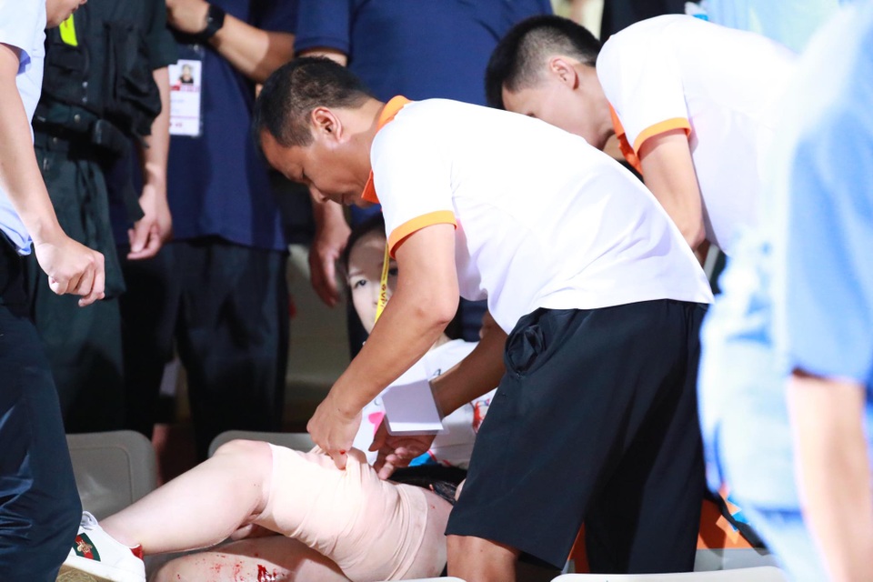 CĐV nữ bị bỏng nặng vì pháo sáng, phẫu thuật hai lần ở bệnh viện - 1 CĐV nữ bị bỏng nặng vì pháo sáng, phẫu thuật hai lần ở bệnh viện - 1