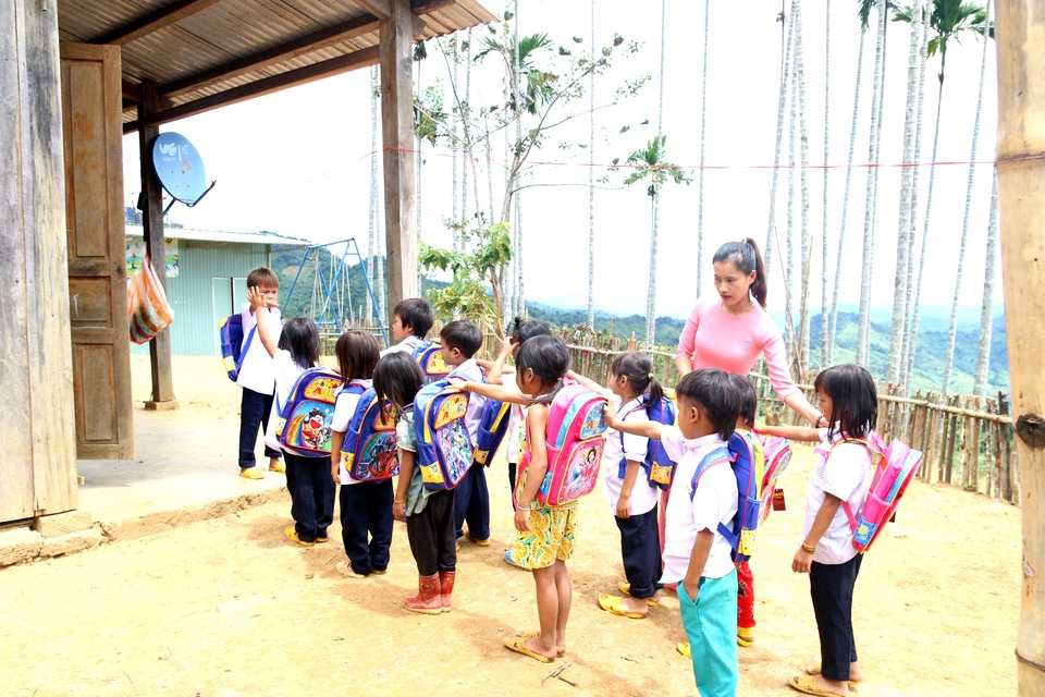 Khen thưởng cô giáo điểm trường Tăk Pổ, Nam Trà My Khen thưởng cô giáo điểm trường Tăk Pổ, Nam Trà My