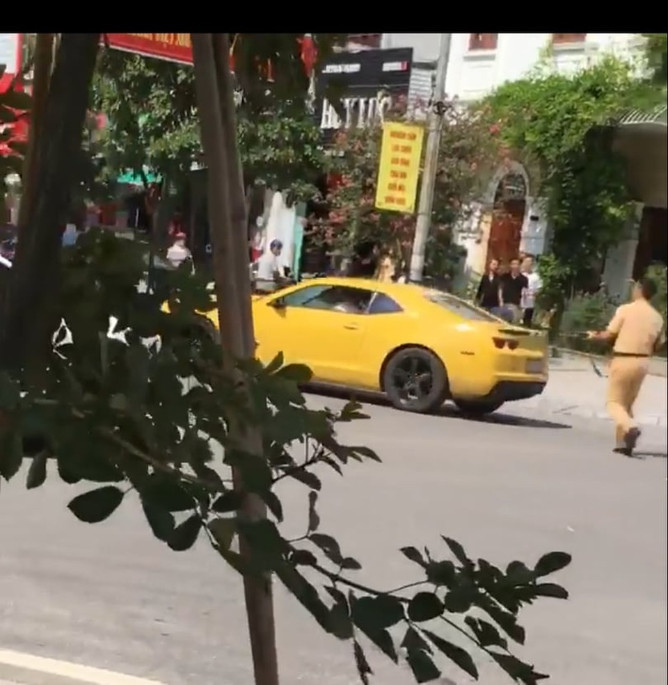CSGT dùng súng đập kính chiếc xe đang cố quay đầu bỏ chạy - 3 CSGT dùng súng đập kính chiếc xe đang cố quay đầu bỏ chạy - 3