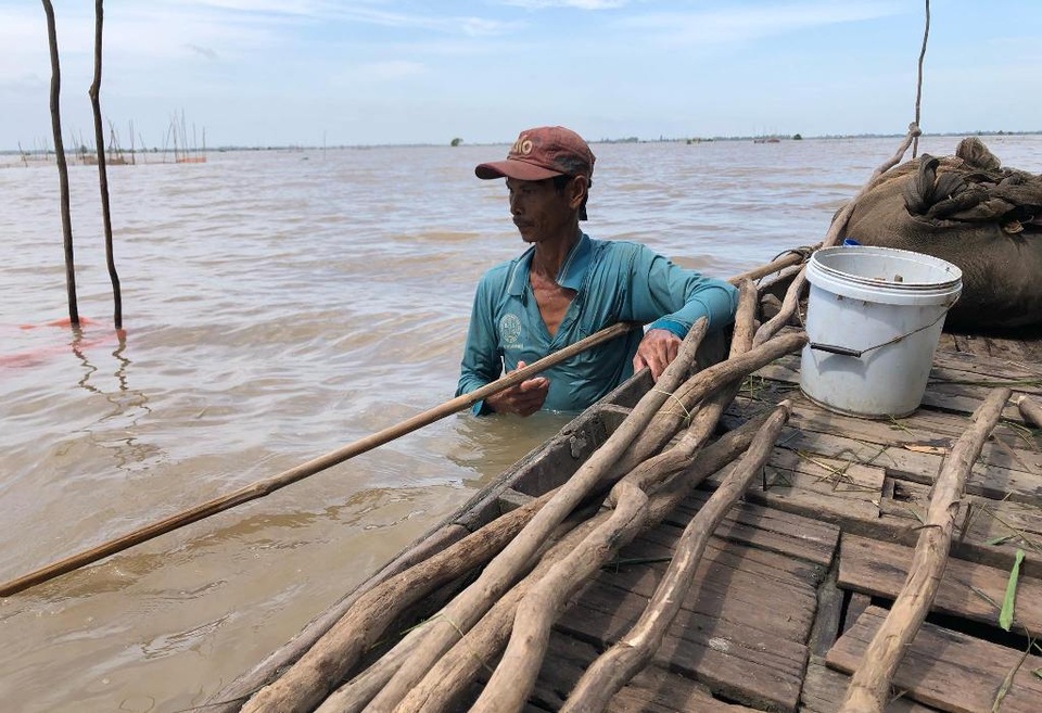 Dân sống nghề “bà cậu” héo hon mùa lũ muộn - 2 Dân sống nghề “bà cậu” héo hon mùa lũ muộn - 2